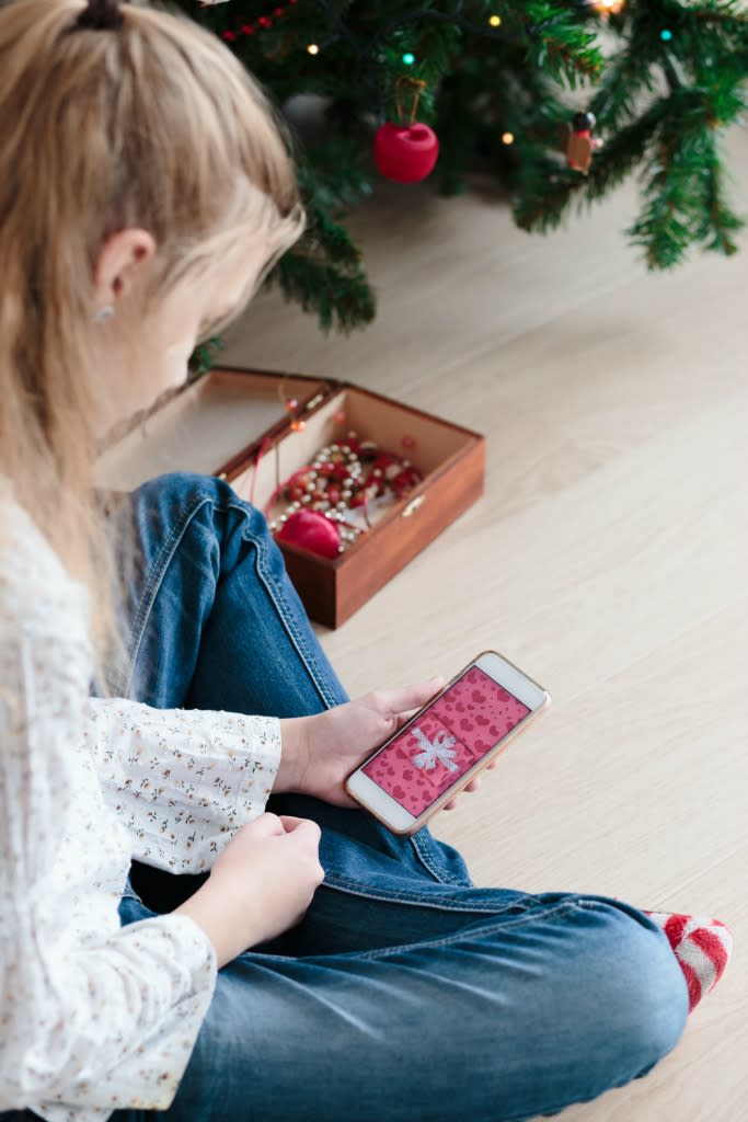 A little Arkansas girl gave herself an expensive Christmas gift while mom was sleeping recently. (Photo: Getty)