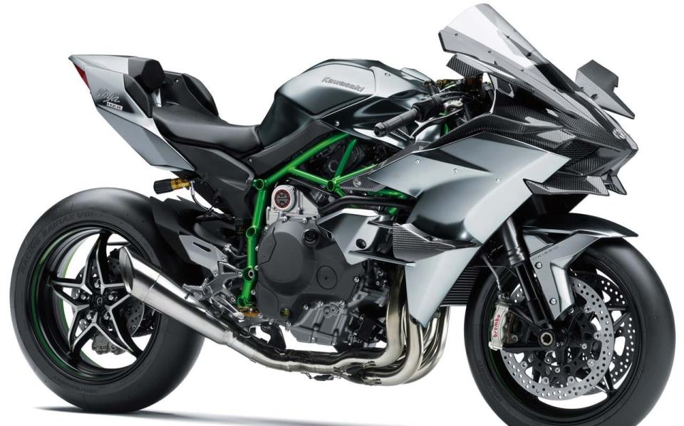 ▲【2021 KAWASAKI Ninja H2R】雖然擁有231ps馬力的STD版就相當強大，但是其實這台車的潛力遠遠不止如此。賽道專用版的H2R甚至能夠產生310ps的驚人馬力。賽車手Sofuoglu在土耳其的大橋上所進行的最高速挑戰中，更是只花費了8秒鐘就讓時速衝到了300km/h。