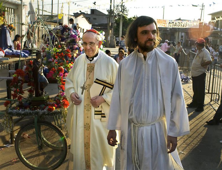 Bergoglio y el padre Pepe, en la villa 21-24, de Barracas durante una maratón por la paz en 2009