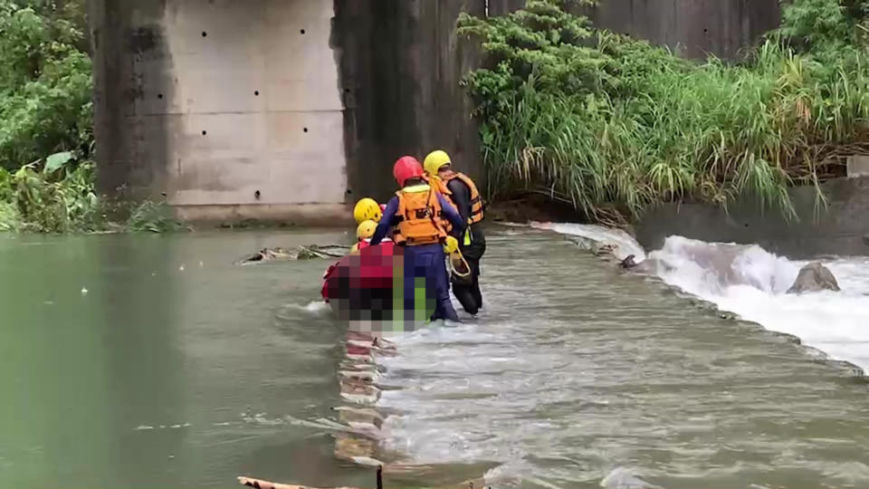 新北市雙溪區虎豹潭發生自然體驗營民眾落水事件，6人失聯，17日清晨消防局設在料角坑六和橋下的攔截索發現一具遺體，經確認後為45歲失蹤的鐘男。（中央社／讀者提供）