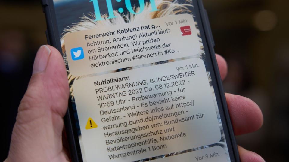 Warnnachrichten wie diese hier sollen Menschen bei akuter Gefahr rasch informieren. (Bild: Thomas Frey / dpa)