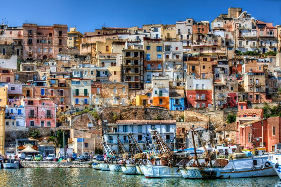 Imagen típica de un pueblo costero de la isla de Sicilia. Foto: Getty Images.