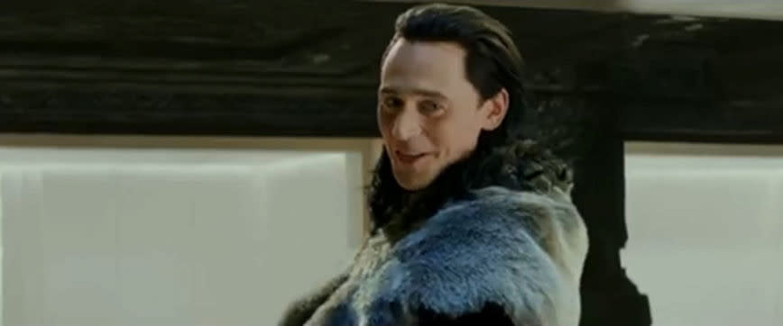 <p>Loki lediglich mit einem Fellmantel bekleidet zu sehen, ist für Kino-Fans ein unglaublicher Anblick, denn es gibt den tollwütigen Tom Hiddleston nur in einem TV-Werbespot für die Superhelden-Adaption des „Marvel“-Comics zu sehen. War der Anblick etwa zu anrüchig? (Bild: Walt Disney Pictures)</p>