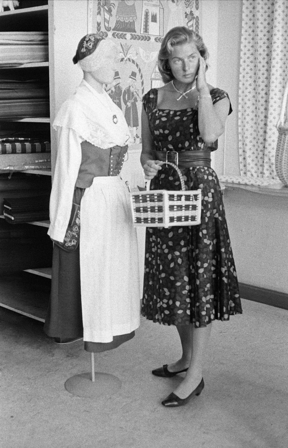 Bergman standing beside a mannequin with a typical folk dress of Ciociaria, Italy.&nbsp;
