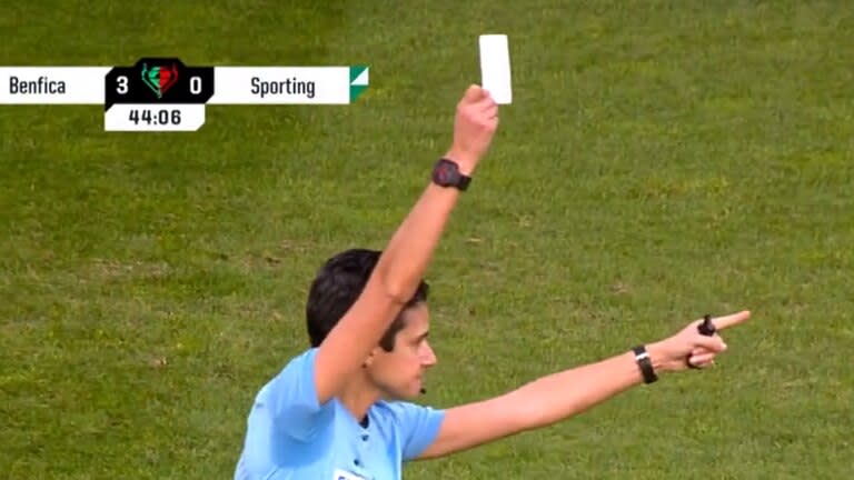 En Portugal, una referee mostró la primera tarjeta blanca en un partido de fútbol.