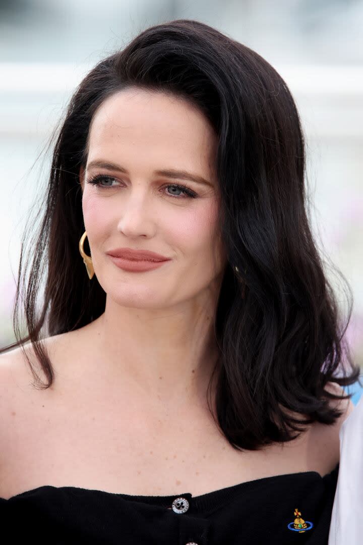 Simple y distinguida, así se mostró la actriz Eva Green enfundada en un diseño de Vivienne Westwood durante su primera aparición como jurado en el Festival de Cannes