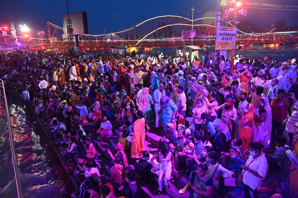 Hindu devotees gather on the banks of Ganges River during the ongoing religious Kumbh Mela festival in Haridwar on April 11, 2021. (Photo by Money SHARMA / AFP) (Photo by MONEY SHARMA/AFP via Getty Images)