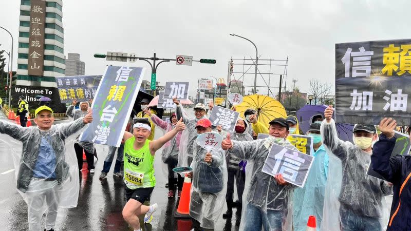 ▲張錦豪與鄉親組成「信賴台灣」加油團，在賴清德故鄉萬里替世界各地跑者與賴一同加油打氣。（圖／翻攝自張錦豪臉書）