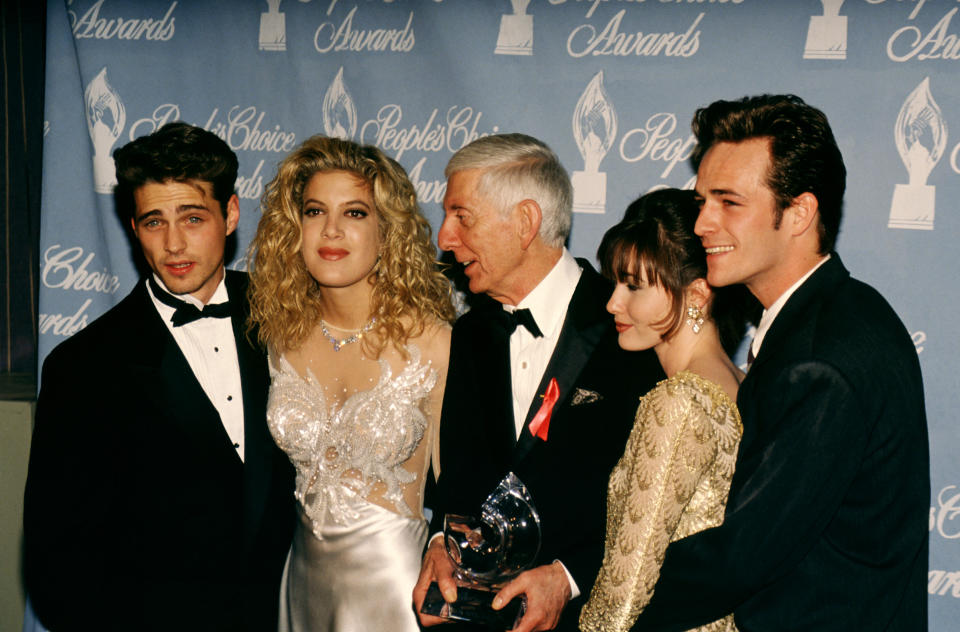 <em>Beverly Hills, 90210</em> stars Jason Priestley, Tori Spelling, producer Aaron Spelling, Shannen Doherty and Luke Perry pose for a portrait in the Press Room during the 1992 People’s Choice Awards. (Photo: Getty Images)