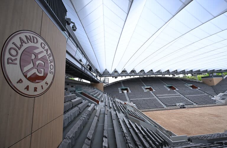 El Suzanne-Lenglen, el segundo estadio en importancia de Roland Garros, luciendo el nuevo techo retráctil que será inaugurado el mes próximo, durante la nueva edición del Grand Slam parisino