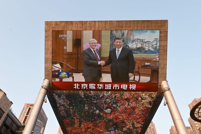 Una pantalla gigante muestra el encuentro entre Xi Jinping y Bill Gates en Pekín, el 16 de junio de 2023 