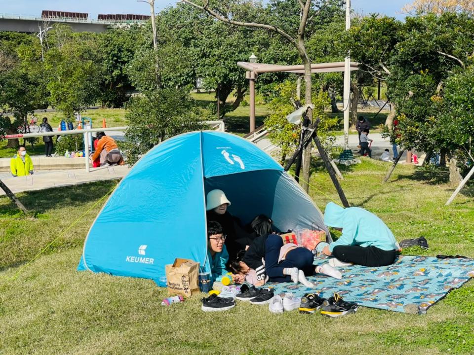 八里十三行文化公園空間寬敞及擁有超大草皮。   圖：新北市高灘處提供