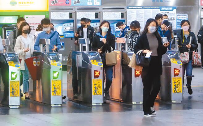 中央流行疫情指揮中心7日表示，4月17日起搭乘公共運輸可望免戴口罩。圖為民眾7日進出捷運站。（趙雙傑攝）