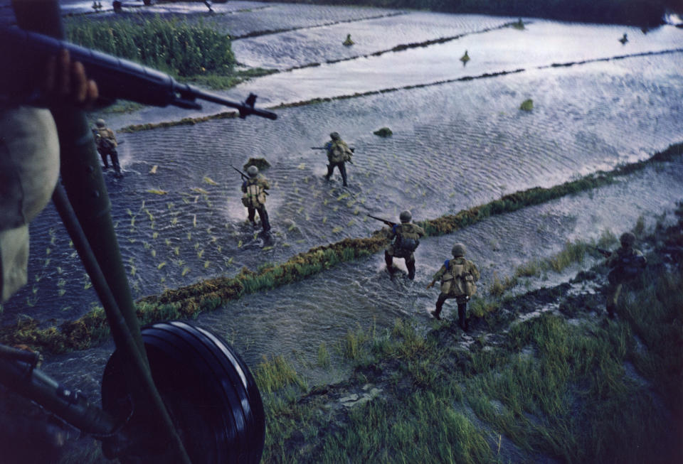 <p>Dropping of troops in support of the South Vietnamese, 1962, Mekong Delta, 1962. (Photograph by Larry Burrows) </p>