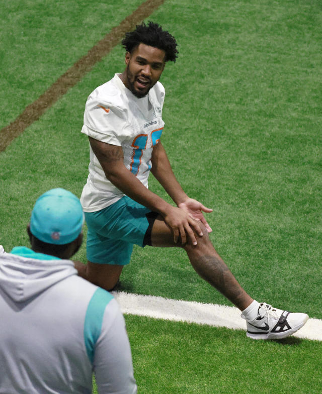 Dolphins' Jaylen Waddle still in concussion protocol; Xavien Howard not  seen at practice