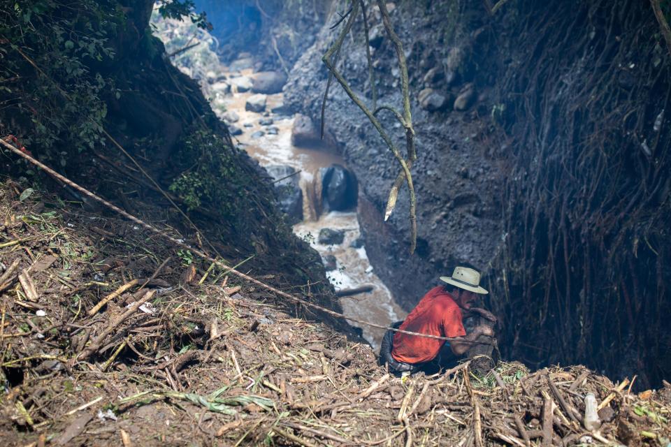 <p>MEX23. PERIBÁN (MÉXICO), 24/09/2018.- Habitantes en la zona del cacerío sacan a una persona de entre los escombros hoy, lunes 24 de septiembre de 2018, tras el desbordamiento del río Cutio por las intensas lluvias generadas por el Frente Frío Número 2, en el municipio de Peribán, del occidental estado mexicano de Michoacán (México). Autoridades del suroccidental estado mexicano de Michoacán revelaron que ha aumentado a ocho personas muertas y siete más desaparecidas el saldo que dejó el desbordamiento de un río y una represa en el poblado de Peribán, a causa de una fuerte tormenta registrada el domingo. EFE/Luis Enrique Granados/ </p>