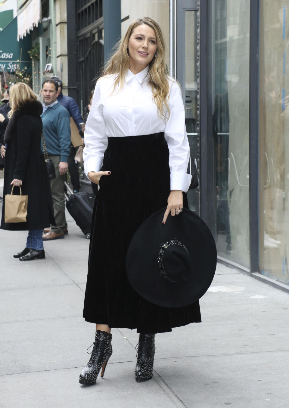 Uno de sus últimos looks es este de enero de 2020, compuesto de camisa blanca y falda de terciopelo de Alaïa. Como demuestra esta galería, Lively ha ido adquiriendo un estilo cada vez más sofisticado. ¡Todo un acierto! (Foto: RW / MediaPunch / IPX / AP)