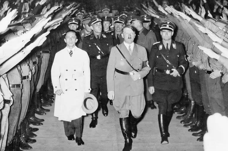 Joseph Goebbels (izquierda), junto a Adolf Hitler