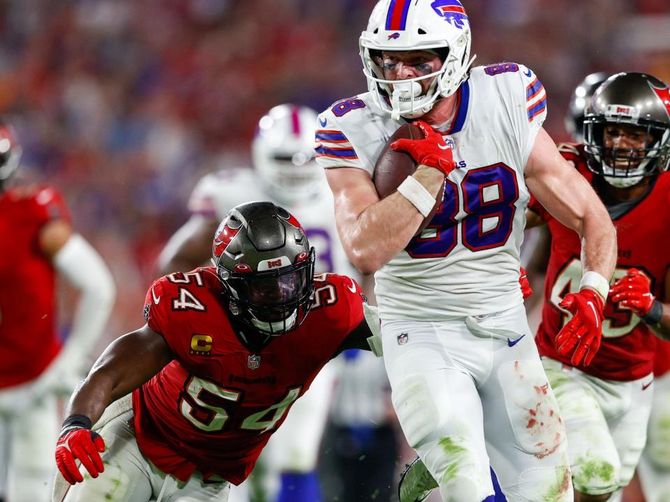 Buffalo Bills tight end Dawson Knox (88) avoids a tackle from Tampa Bay Buccaneers linebacker Lavonte David (54) in the second half at Raymond James Stadium.