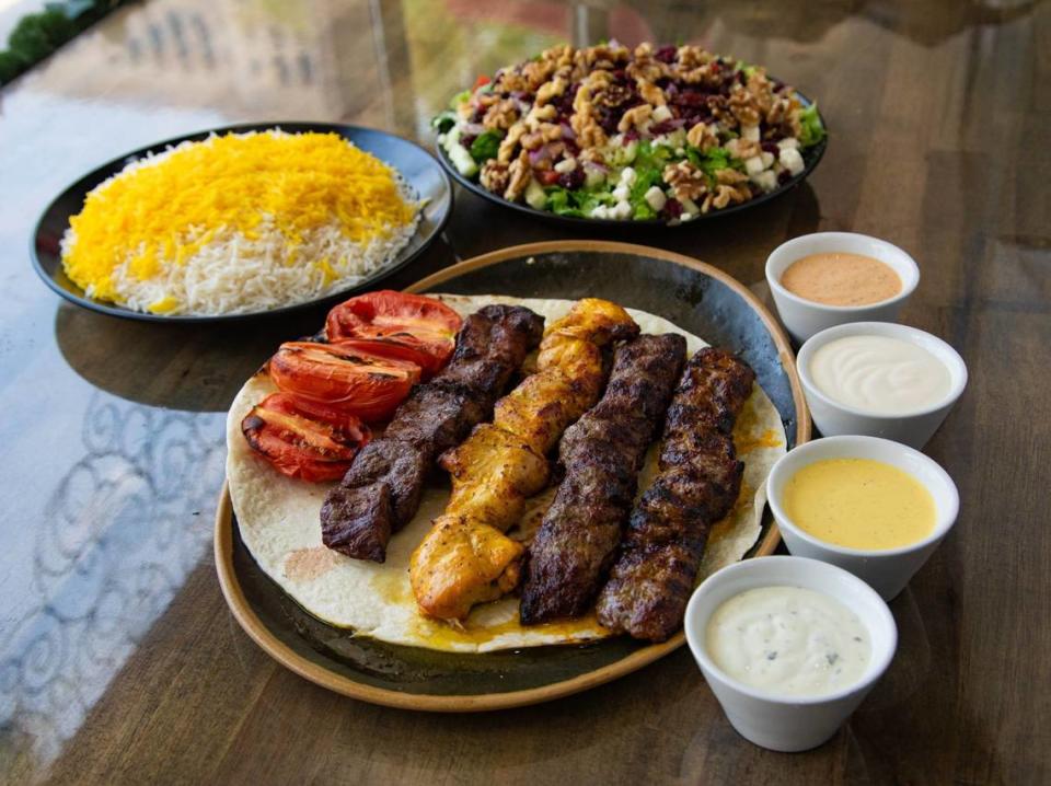 Una orden de la parrilla mixta con arroz, ensalada y salsas en Shahs of Kabob en Coral Gables.