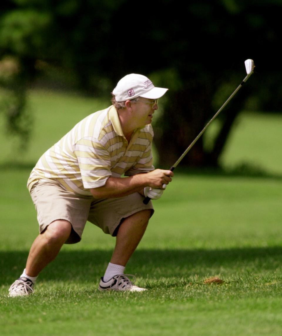 Tim Gillespie observa un difícil golpe de aproximación en los últimos nueve hoyos de un partido de 2004 contra Ike Martin en el Torneo de Golf de la Ciudad de Bloomington en Cascades.