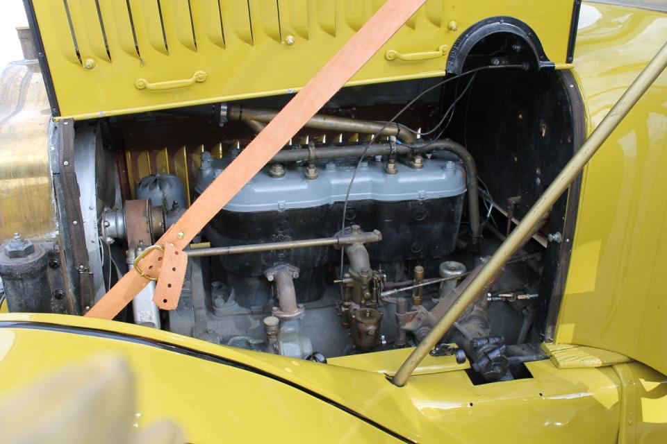 1925 white model 1545 yellowstone tour bus