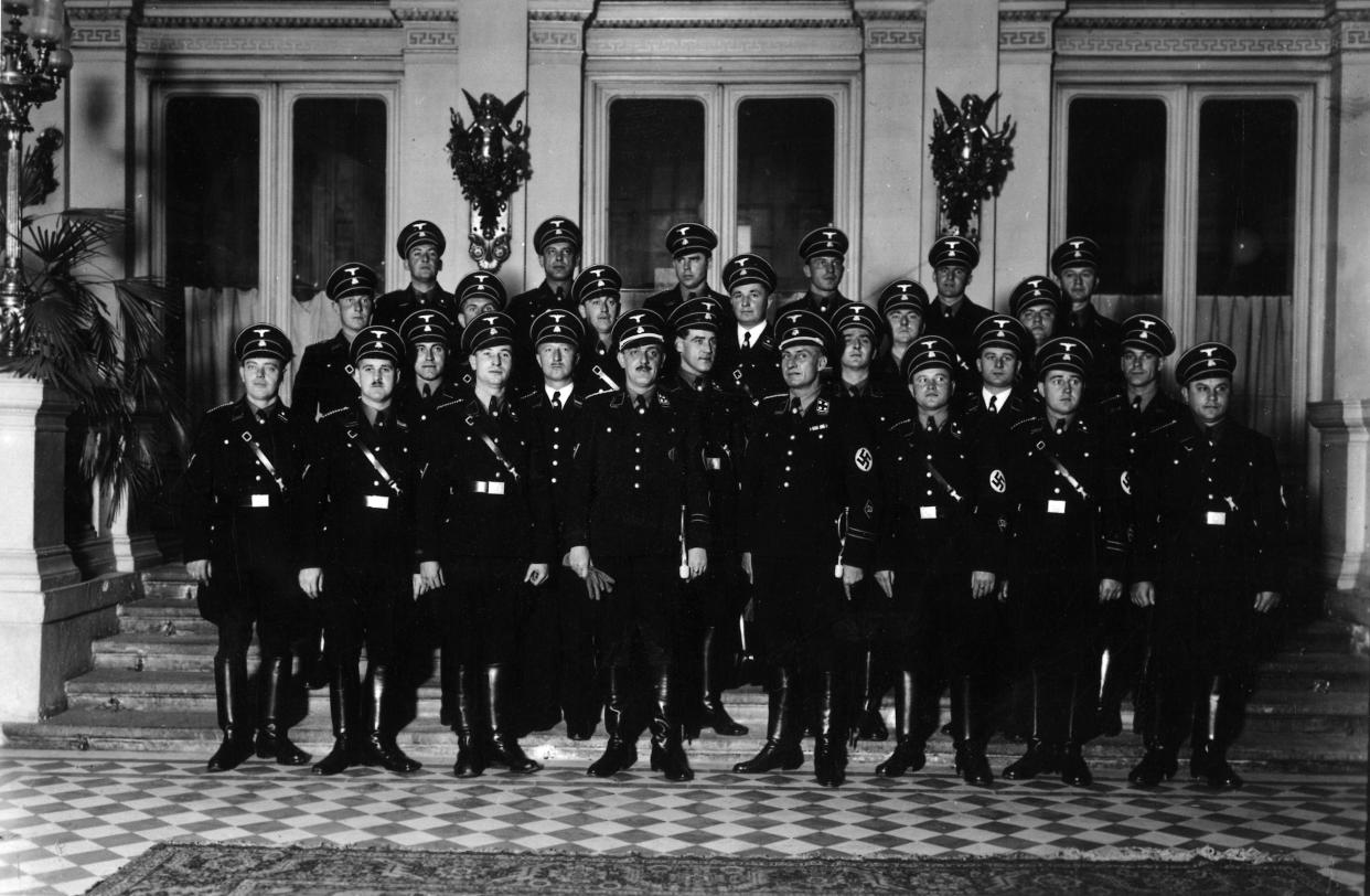 Franz Josef Huber, en primera fila en el centro con guantes, y su equipo de la Gestapo de Viena en una fotografía sin fecha. (Archivo Nacional de Eslovenia vía The New York Times)