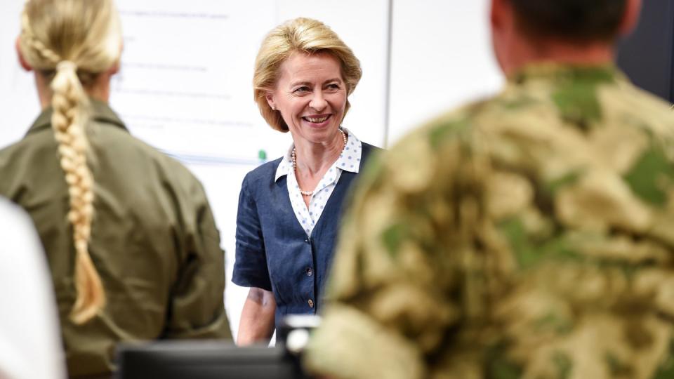 Ursula von der Leyen, Bundesverteidigungsministerin, begrüßt in der Wilhelmsburg-Kaserne in Ulm Soldaten im Lagezentrum. Foto: Felix Kästle/Archiv