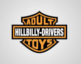 Hätten Sie es erkannt? Genau, hier wird die Marke "Harley Davidson" veräppelt. "Adult Hillbilly-Drivers Toys" heißt so viel wie: "Spielzeug für erwachsene Hinterwäldler"...sehr schmeichelhaft. (Grafik: Viktor Hertz)