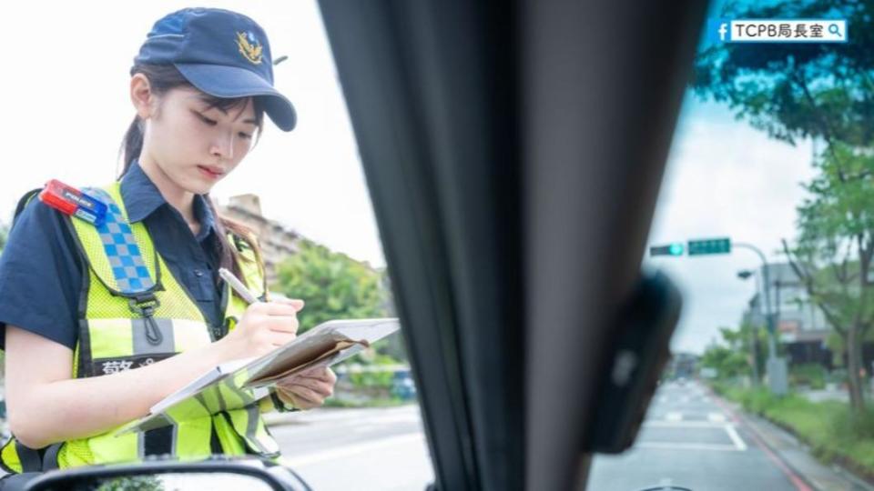 粉專貼出的女警高顏值照片意外引發網友暴動，並跪求聯絡方式。（圖／翻攝自TCPB 局長室臉書粉專）