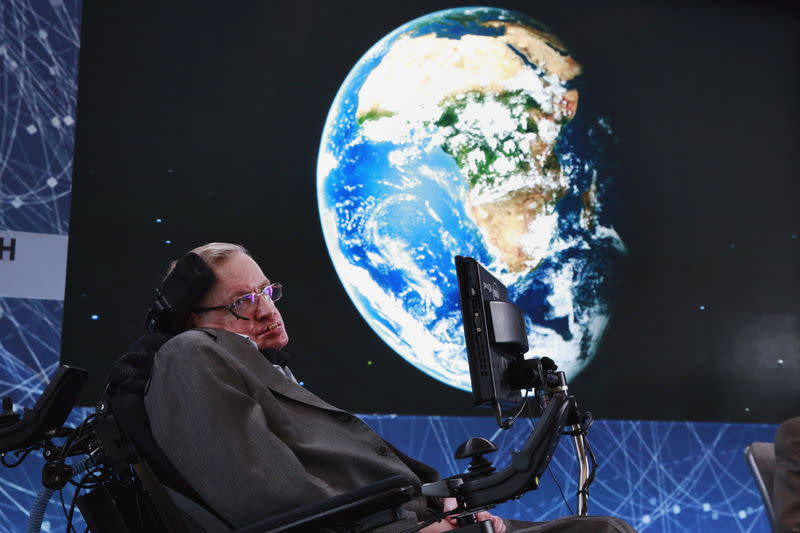 Le physicien théoricien britannique Stephen Hawking, réputé pour ses travaux sur les trous noirs, la cosmologie quantique et ses livres de vulgarisation sur les mêmes sujets, est mort à l'âge de 76 ans. /Photo d'archives/REUTERS/Lucas Jackson