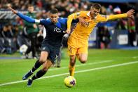 C'est la pause au Stade de France où les Bleus sont accrochés par la Moldavie. Les visiteurs ont ouvert le score suite à une erreur de Lenglet avant que Raphaël Varane égalise, sur coup de pied arrêté. Ce n'est pas la meilleure prestation de l'année de l'équipe de France, loin de là. Il va falloir faire mieux collectivement et individuellement pour aller chercher la victoire. (crédit AFP)