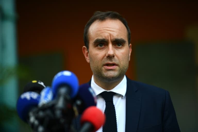 Le ministre des Outre-mer Sébastien Lecornu s'adresse à la presse le 29 novembre 2021 à Pointe-à-Pitre - Christophe ARCHAMBAULT © 2019 AFP