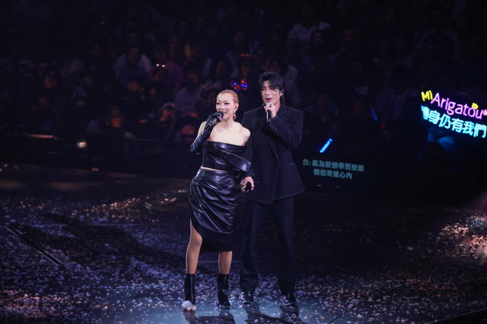 Sammi Cheng Concert｜YT's host is Yin Ting Chau and Sammi picks up YT's down jacket and the whole audience screams