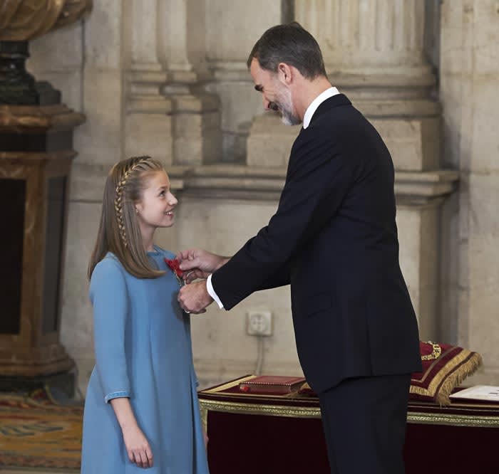 El rey Felipe Vi le impone el Toisón de Oro