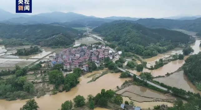 強降雨導致的災害過程已造成江西省撫州市、吉安市、宜春市、新餘市、萍鄉市、上饒市、贛州市 7 個設區市 43 個縣（市、區，含功能區） 49.7 萬人受災。   圖 : 翻攝自央視新聞