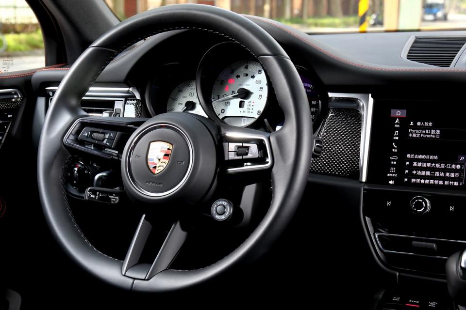 方向盤改成911車系的GT跑車式方向盤。