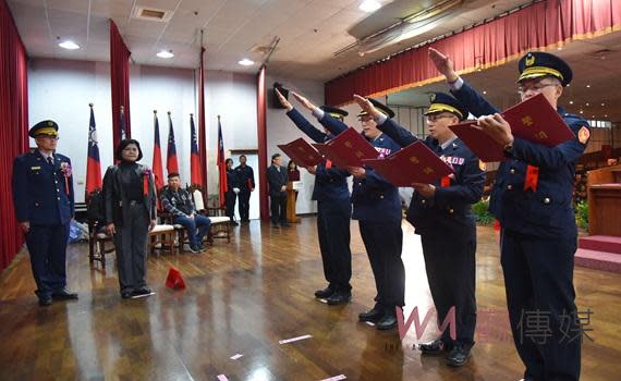 （觀傳媒雲林新聞）【記者蘇榮泉／雲林報導】29日上午雲林縣警察局新任主任秘書、督察長及分局長的聯合交接典禮於縣警局地下一樓大禮堂隆重舉行，由縣長張麗善親自主持。張縣長感謝卸任同仁的辛勞付出，並期許新任者攜手打造祥和治安環境，共同努力營造更美好的雲林。