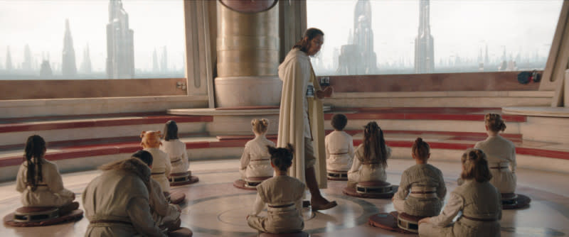 李政宰（中）在星際大戰影集《侍者》飾演絕地大師。（圖／Disney+）