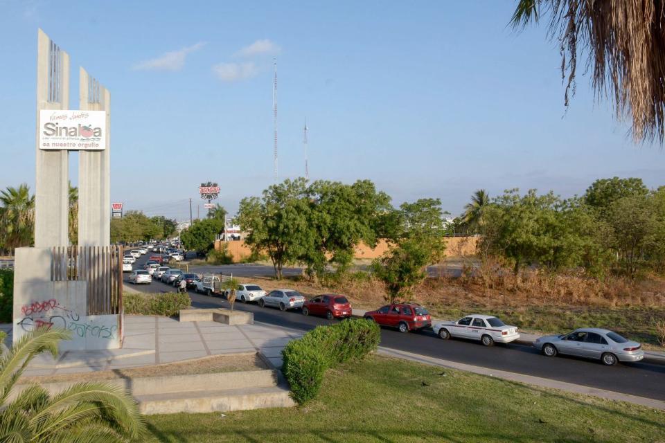 CULIACÁN, SINALOA. 01JUNIO2020.- Haciendo cola por lo "esencial". Hasta un kilómetro y por tres horas automovilistas hicieron cola para comprar cerveza en un expendio de la zona norte de la ciudad. La semana pasada Gobierno del Estado canceló la Ley seca, la cual habí­a sido implementada para prevenir contagios masivos de Covid-19 en Sinaloa, y autorizó de nuevo la venta de cerveza provocando que la gente abarrotara los expendios. FOTO: JUAN CARLOS CRUZ/CUARTOSCURO.COM