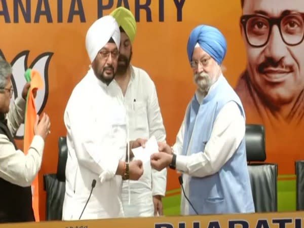 Union Minister Hardeep Singh Puri welcoming Inderjeet Singh to BJP. (Photo/ANI)