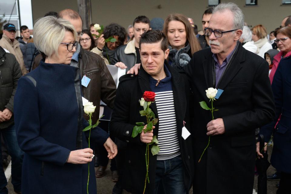 Jonathan Daval soutenu par ses beaux-parents, avant d'être confondu (Crédits SEBASTIEN BOZON/AFP via Getty Images)