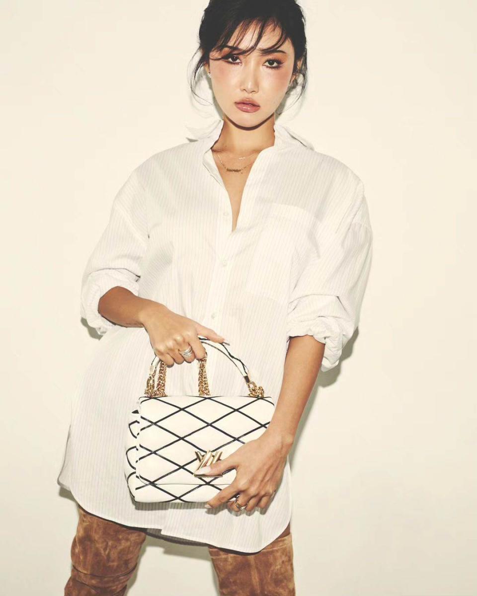 韓國女團MAMAMOO成員華莎以白襯衫慵懶演繹時髦風範。圖片來源：Louis Vuitton
