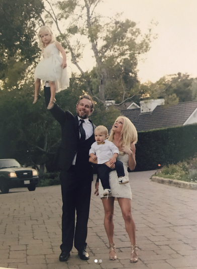 <p>Jessica Simpson shared a throwback of her hubby, Eric Johnson, doing a very daddy thing: balancing their daughter, Maxwell, in one hand as Jess and Ace looked on. (Photo: <a rel="nofollow noopener" href="https://www.instagram.com/p/BVfhaV9gZU2/?taken-by=jessicasimpson" target="_blank" data-ylk="slk:Jessica Simpson via Instagram;elm:context_link;itc:0;sec:content-canvas" class="link ">Jessica Simpson via Instagram</a>) </p>