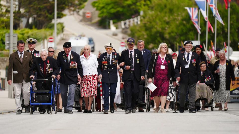 Die etwa 170 Veteranen wurden bei der Veranstaltung in Colleville-sur-Mer einzeln auf die Bühne gebracht