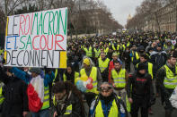 <p>A noter également la parution cette semaine du livre retraçant l’explosion de la crise des gilets jaunes, <em>Le peuple et le président</em> (Plon), de Cyril Graziani et Cécile Amar. Un ouvrage dans lequel le président de la République, longuement interviewé début janvier par les deux journalistes, fait son mea culpa. « <em>C’est un gigantesque échec collectif, j’en prends ma part</em>, admet Emmanuel Macron. <em>Mais j’ai encore trois ans pour changer cela.</em> (…) <em>C’est le peuple français qui m’a choisi, pas la République des partis. Je lui dois tout. Si j’échoue, j’aurai échoué pour lui et avec lui. Jamais contre lui</em> », conclut-il.<br>(Crédit : Getty Images) </p>