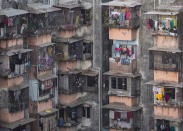 <p>La India tampoco se libra de las restricciones de espacio. En este barrio pobre de Mumbai la gente vive en hogares que son muy pequeños.<br>(REUTERS). </p>