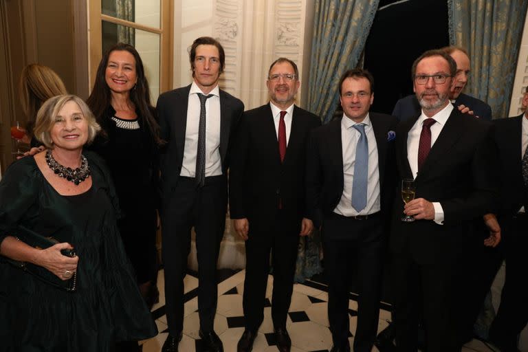 Iván de Pineda y Fabián Perechodnik junto a los invitados en la embajada de EE. UU.