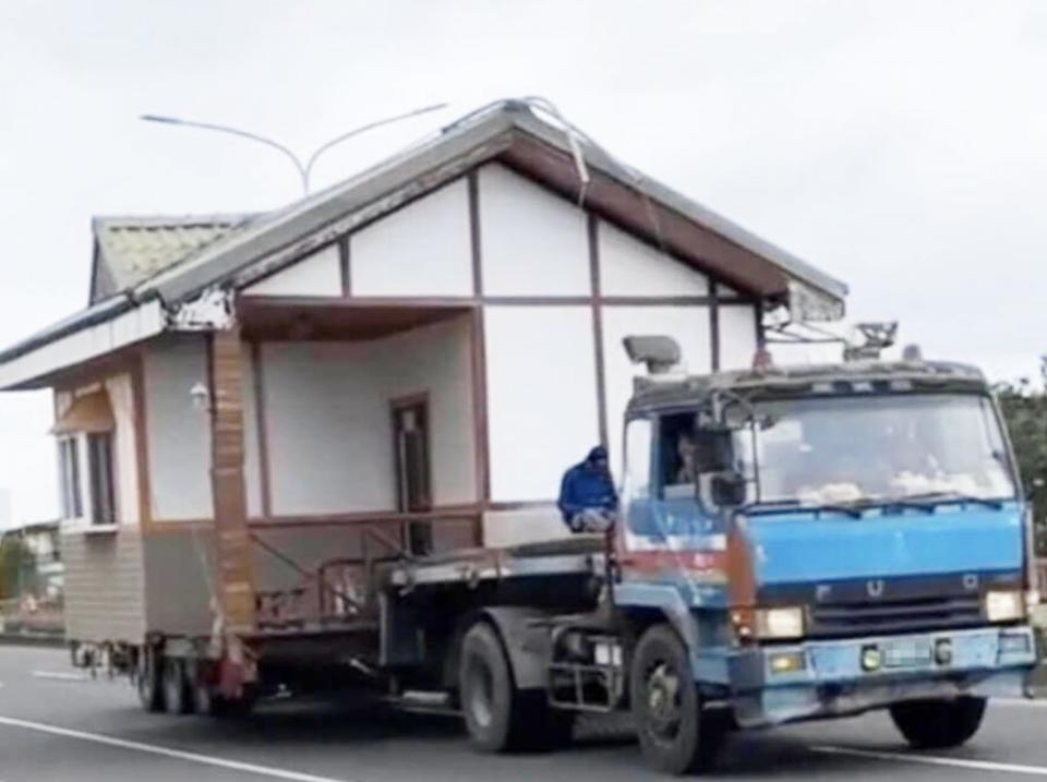 網傳「霍爾的移動城堡」出現在恆春道路上，警方將依法告發開罰。（記者毛莉翻攝）