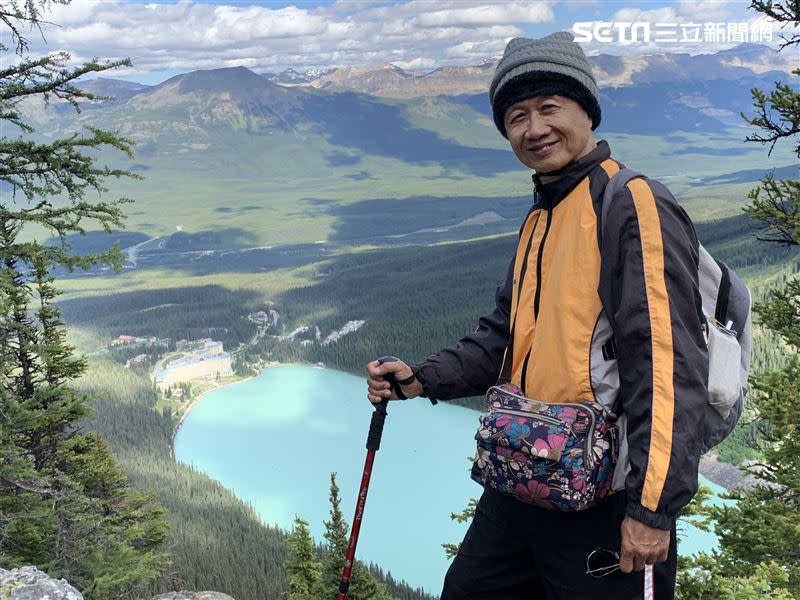  退休女教師陳月妹遇害後，隨身花布包代替她陪著丈夫四處旅遊。（圖／張介能提供）